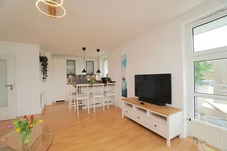 Wohnzimmer Helle und moderne Ferienwohnung 'Südstrand Apartment' mit Balkon, direkt an der Ostsee