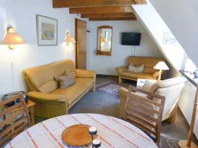 Sofa am Fenster in der Ferienwohnung Anne in Nebel auf Amrum Haus Troeltsch Ferienwohnung *Anne*