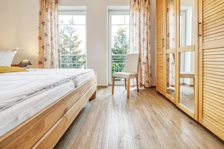 Schlafzimmer mit Doppelbett Parkresidenz am Hafen Wohnung HF 14