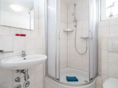 Badezimmer mit Dusche Residenz am Strand Wohnung 5-73