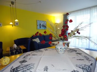 Esstisch mit Deko Residenz am Strand Bernsteinglück -  Wohnung 1-09