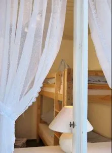 Blick in das Schlafzimmer der Ferienwohnung Fiiwfut in Süddorf auf Amrum Hüs Sanskiin Ferienwohnung *Fiiwfut*