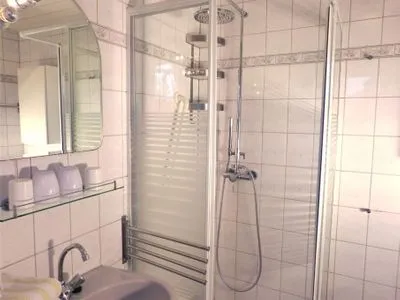 Duschbad in der Ferienwohnung Fiiwfut in Süddorf auf Amrum Hüs Sanskiin Ferienwohnung *Fiiwfut*