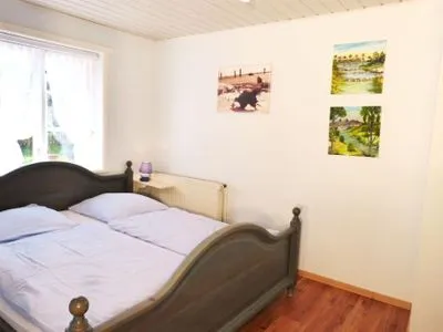 Doppelbettschlafzimmer in der Ferienwohnung Fiiwfut in Süddorf auf Amrum Hüs Sanskiin Ferienwohnung *Fiiwfut*