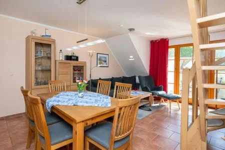 Esstisch Ferienpark Freesenbruch Wohnung 4.6 - Boddenblick