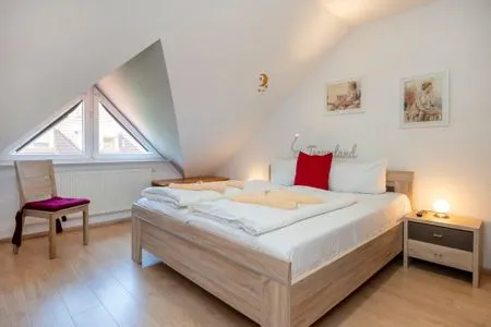 Schlafzimmer mit Doppelbett Ferienpark Freesenbruch Reihenhaus 5a - Eichhörnchen