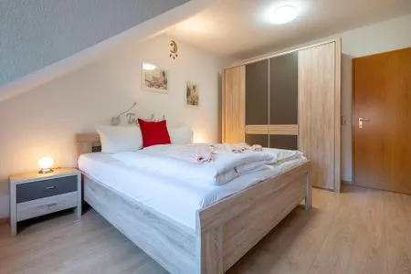 Schlafzimmer mit Doppelbett Ferienpark Freesenbruch Reihenhaus 5a - Eichhörnchen