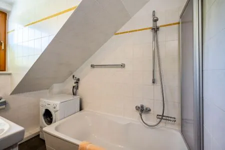 Badezimmer mit Badewanne Ferienpark Freesenbruch Reihenhaus 8a - Eisbär