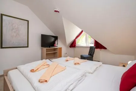 Schlafzimmer mit Doppelbett Ferienpark Freesenbruch Reihenhaus 8a - Eisbär