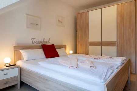 Schlafzimmer mit Doppelbett Ferienpark Freesenbruch Reihenhaus 8a - Eisbär