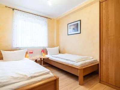 Schlafzimmer mit zwei Einzelbetten  Windflüchter