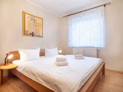 Schlafzimmer mit Doppelbett  Windflüchter