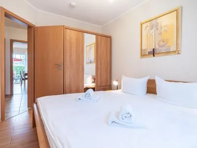 Schlafzimmer mit Doppelbett  Windflüchter