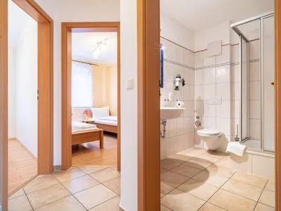 Blick vom Flur in das Bad  Windflüchter