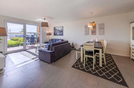 Ferienwohnung Atlantica Hafenresidenz Waren (Müritz) - Wohnzimmer mit Terrasse und Hafenblick  Atlantica