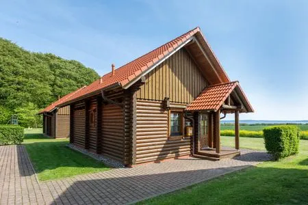 Fassade / Eingang Blockhaus Vasco da Gama - 1. Reihe Meerblick