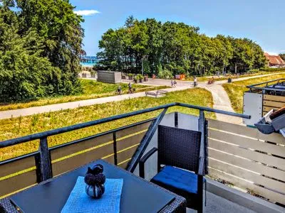Blick vom Balkon auf die Deichpromenade Residenz am Strand Wohnung 2-46