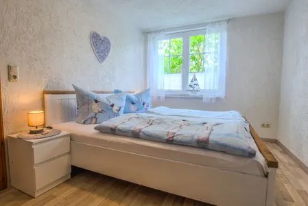 Schlafzimmer mit Doppelbett  Ferienwohnung im Landmannsheim