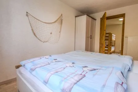 Schlafzimmer mit Doppelbett  Ferienwohnung im Landmannsheim