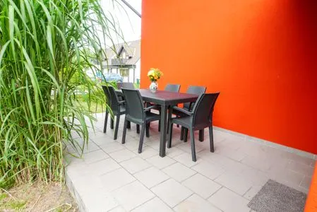 Terrasse mit Tisch und Bestuhlung  Ferienwohnung im Landmannsheim