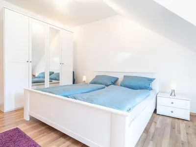 Schlafzimmer mit Doppelbett und TV Ferienpark Freesenbruch Reihenhaus 5b - Seehund