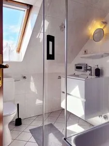 Toilette im Badezimmer Dachgeschoss Ferienunterkunft ohne Küche in Strandnähe - Ideal für Kurztrips