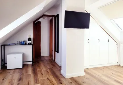 Mini-Küchenzeile und TV Dachgeschoss Ferienunterkunft ohne Küche in Strandnähe - Ideal für Kurztrips