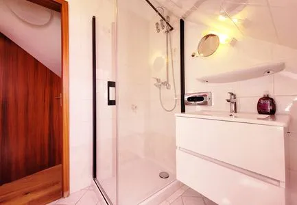 Kleines Badezimmer mit Dusche und WC Kostengünstige & charmante Ferienunterkunft ohne Küche und in Strandnähe - inkl. Fahrradunterstellplatz