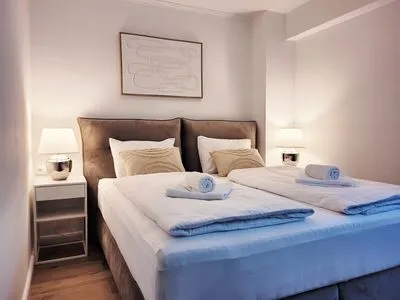 Schlafzimmer mit Fenster Stilvolle Ferienwohnung im Untergeschoss für Ostsee-Kurztrip