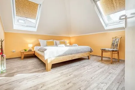 Schlafzimmer mit Doppelbett Parkresidenz am Hafen Wohnung HF 34