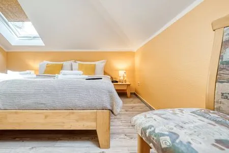 Schlafzimmer mit Doppelbett Parkresidenz am Hafen Wohnung HF 34