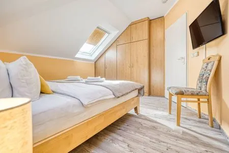 Schlafzimmer mit Doppelbett, Kleiderschrank und TV Parkresidenz am Hafen Wohnung HF 34