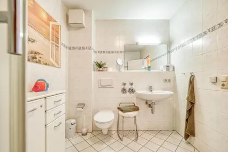 Badezimmer mit Spiegel und Waschbecken Parkresidenz am Hafen Wohnung HF 34