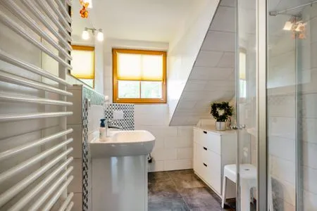 Badezimmer mit Dusche Ferienpark Freesenbruch Reihenhaus 5a - Eichhörnchen