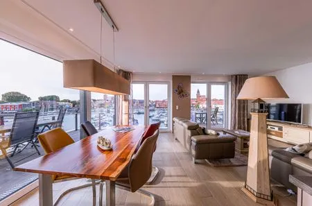 Ferienwohnung Garzini Hafenresidenz Waren (Müritz) – Eleganter Essbereich mit Panoramafenstern  Garzini