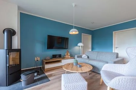 Apartment Yoga-Oase Krakow am See – Gemütliches Wohnzimmer mit Kamin und modernem Design  Yoga-Oase