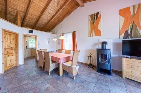 Ferienhaus Himmelblau in Jabel Essbereich mit Kamin  Himmelblau