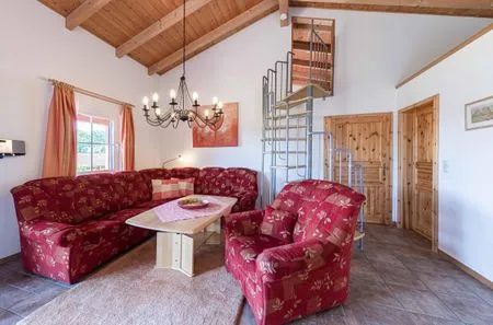 Ferienhaus Himmelblau in Jabel Blick auf die Couch im Wohnbereich  Himmelblau