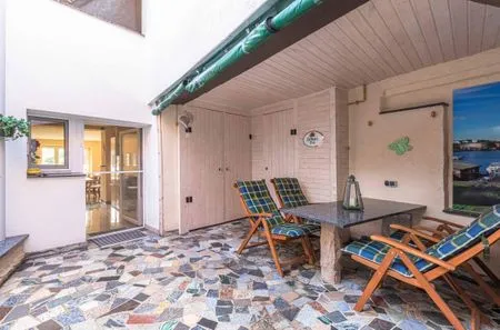 Ferienhaus InselGlück in MalchowBlick auf die überdachte Terasse  InselGlück