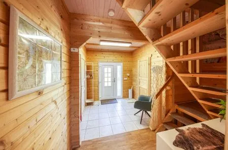 Ferienhaus Leif Flur mit Blick auf die Treppe in das Obergeschoss  Leif