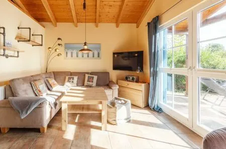 Ferienhaus Blau am See Blick auf die Couch im Wohnzimmer  Blau am See