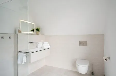 Ferienhaus Duncan House Badezimmer mit moderner Glasdusche  Duncan House