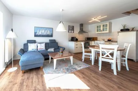 Ferienwohnung City Apartement Waren (Müritz) - kombinierter Wohnraum mit Küchenzeile und Essecke  City Apartment