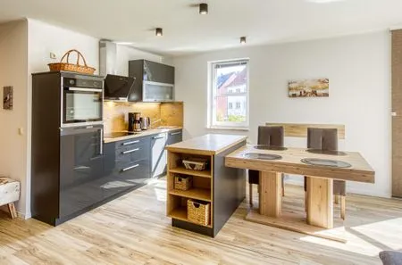 Ferienwohnung Seemöwe Waren (Müritz) - Küchenzeile mit Anrichte und Esstisch  Seemöwe
