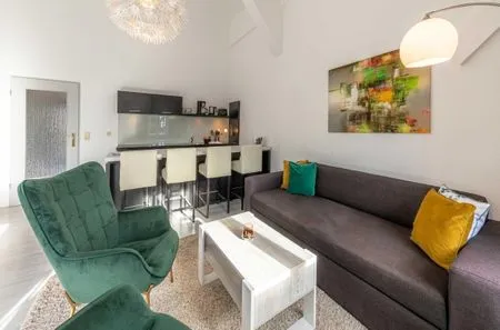 Ferienwohnung Kietz-Perle Waren (Müritz) - Sitzecke mit Tresen und Küchenzeile  Kietz-Perle