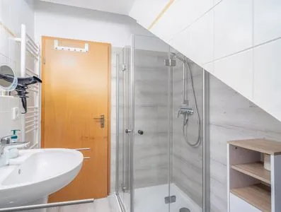 Badezimmer mit Dusche Ferienpark Freesenbruch Reihenhaus 5b - Seehund