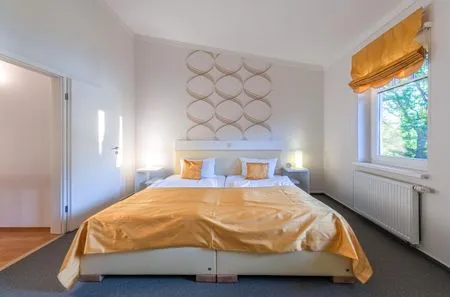 Ferienwohnung Haubentaucher Schlafzimmer mit gemütlichem Doppelbett  Haubentaucher