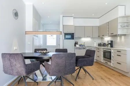 Ferienwohnung SeeGlück Blick in die Küche mit Essbereich  SeeGlück