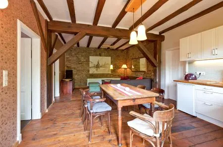 Ferienwohnung Lilie Waren (Müritz) - Küchenzeile mit Essbereich und Sitzecke  Lilie