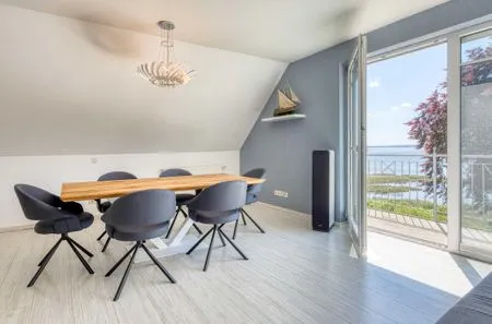 Ferienwohnung SeeSuite Waren (Müritz) - Wohnzimmer mit Seeblick  SeeSuite